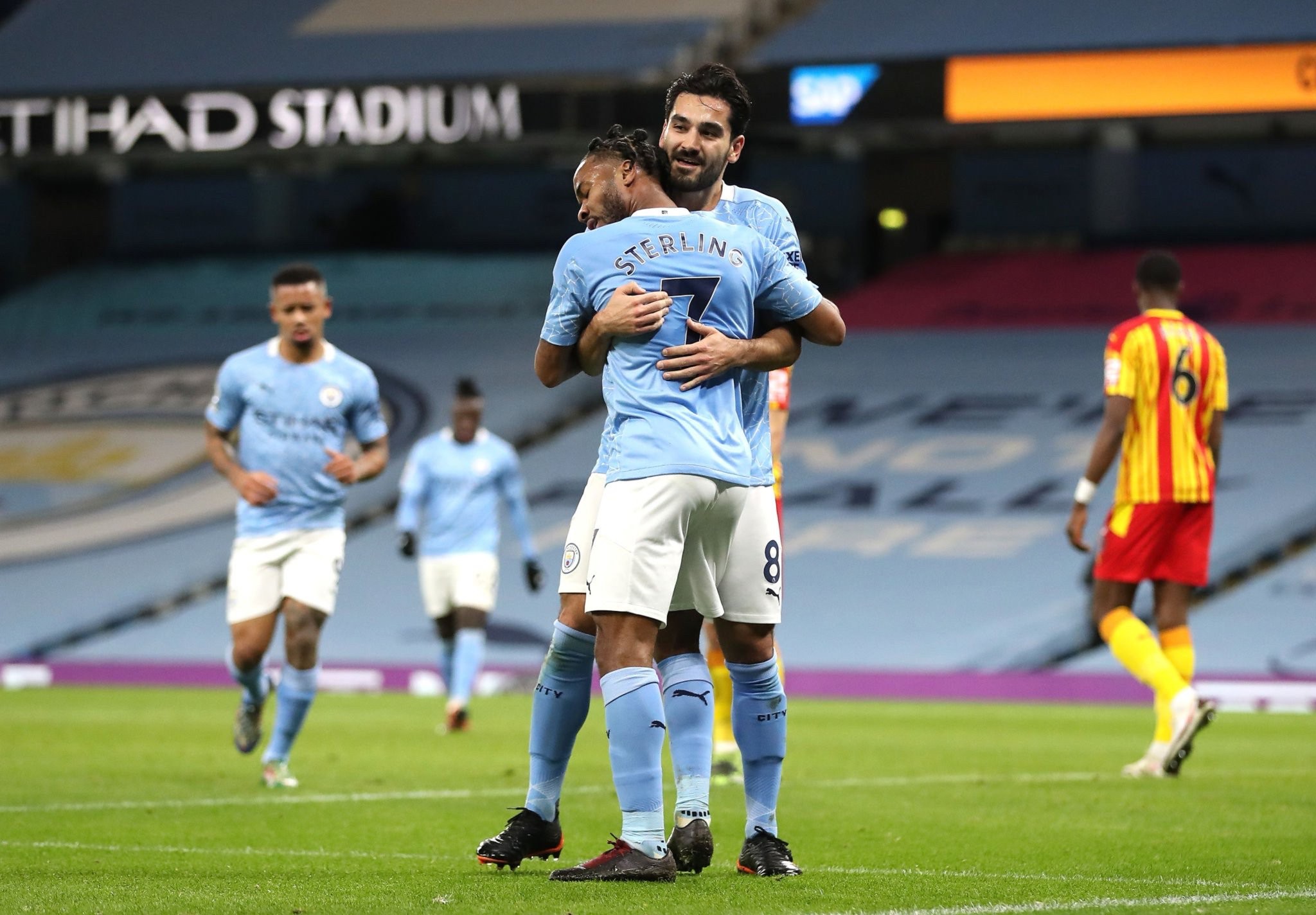 員或通過交 員或通過交